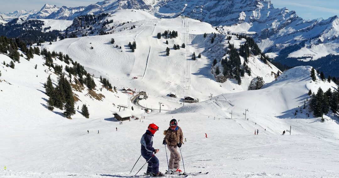 Besneeuwde skipistes in de bergen