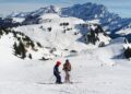 Besneeuwde skipistes in de bergen