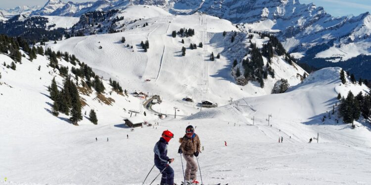 Besneeuwde skipistes in de bergen