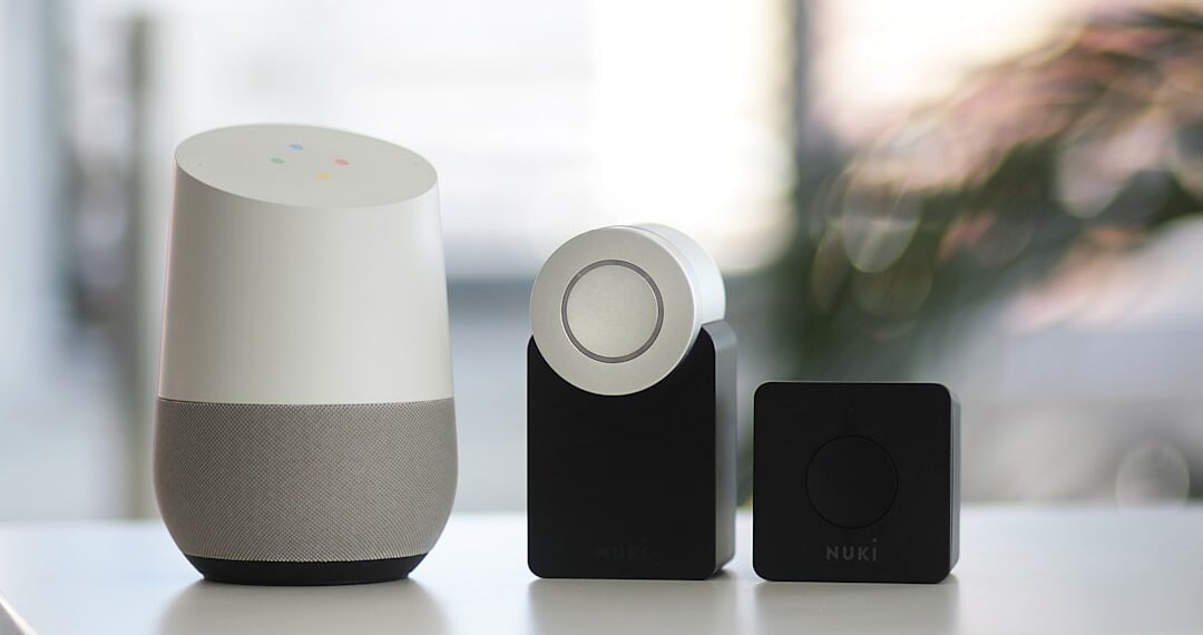 Smart home speaker en gadgets op tafel