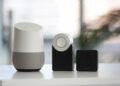 Smart home speaker en gadgets op tafel