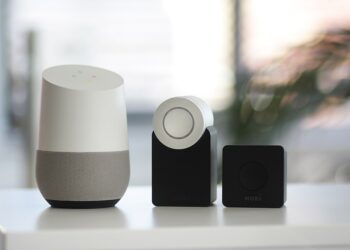 Smart home speaker en gadgets op tafel