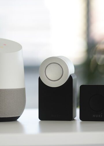 Smart home speaker en gadgets op tafel