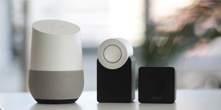 Smart home speaker en gadgets op tafel