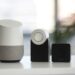 Smart home speaker en gadgets op tafel