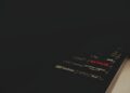 Afstandsbediening en televisie met streamingmenu