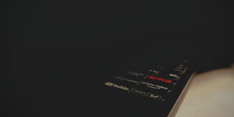 Afstandsbediening en televisie met streamingmenu