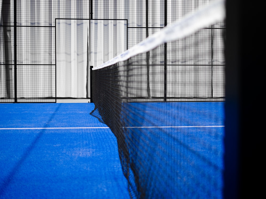 Tennisspeler op gravel