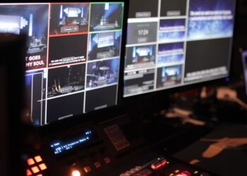Tv-studio met camera en spotlights