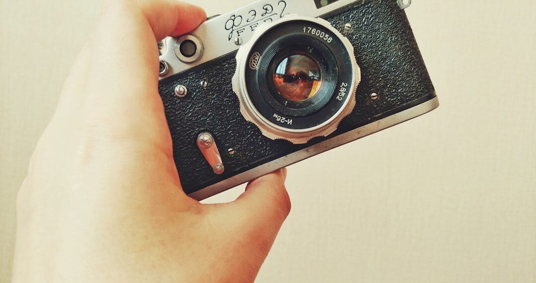 Een gebruikte fotocamera met lens