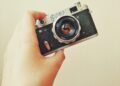 Een gebruikte fotocamera met lens