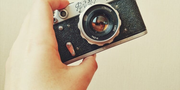 Een gebruikte fotocamera met lens