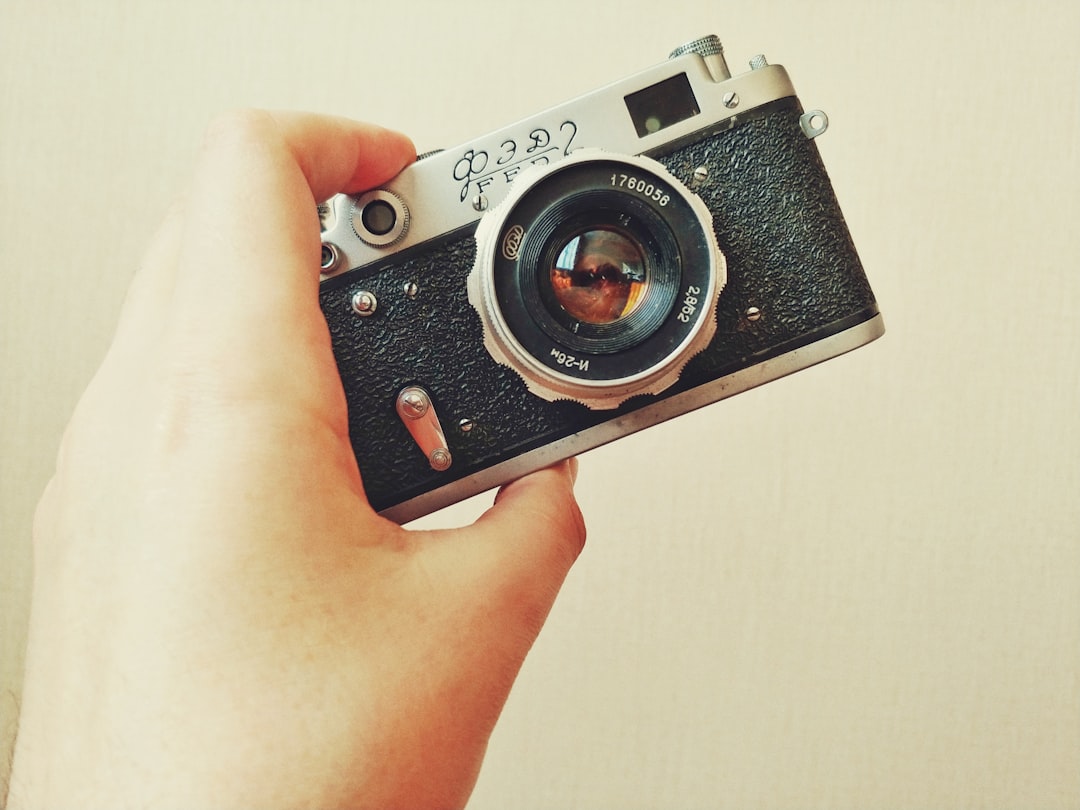 Een gebruikte fotocamera met lens