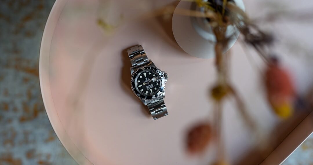 Een klassiek vintage horloge gedragen om de pols