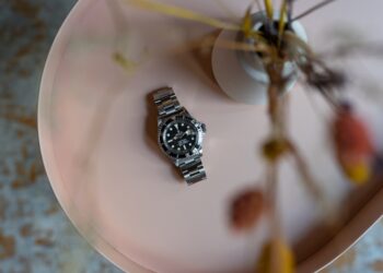 Een klassiek vintage horloge gedragen om de pols