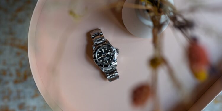 Een klassiek vintage horloge gedragen om de pols