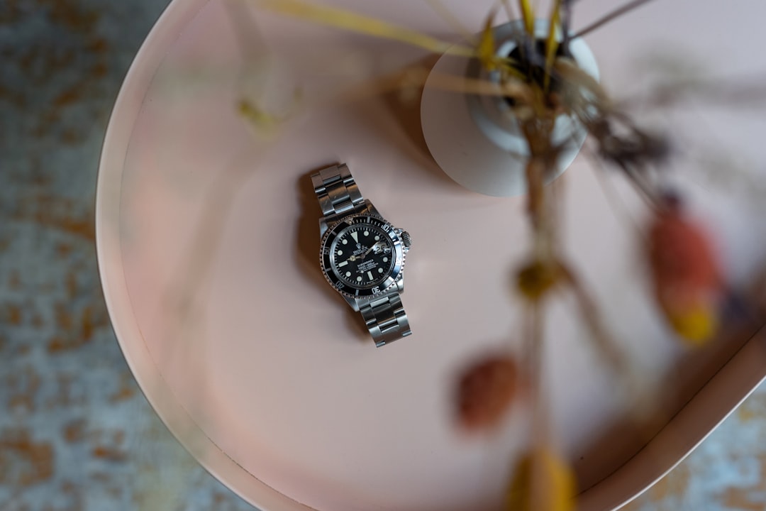 Een klassiek vintage horloge gedragen om de pols