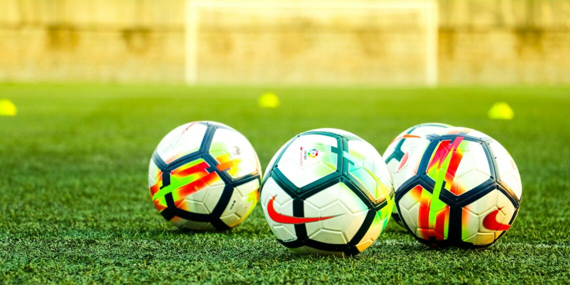 Verlicht voetbalveld in de avond