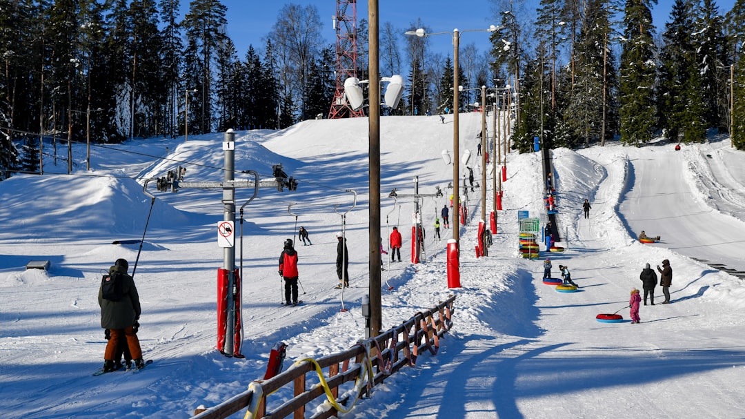 Een groep vrienden tijdens wintersport