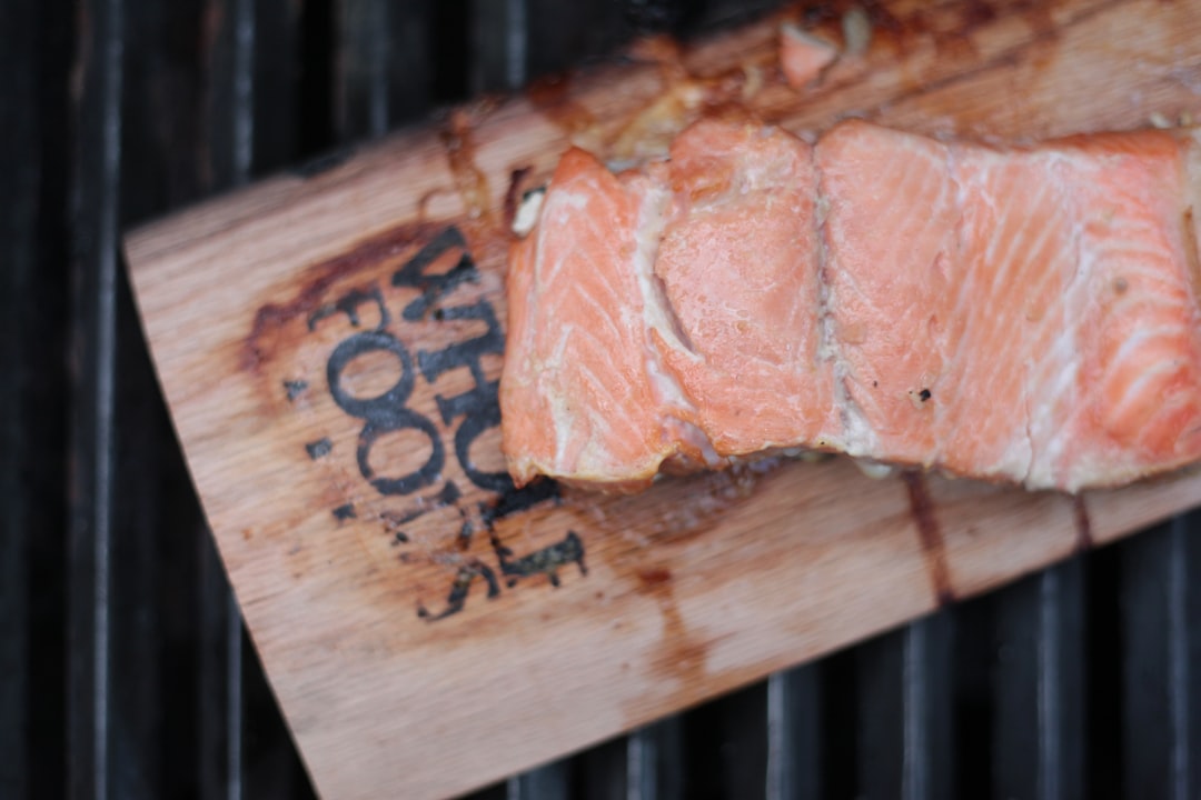 Zalm gerookt op een cederhouten plank