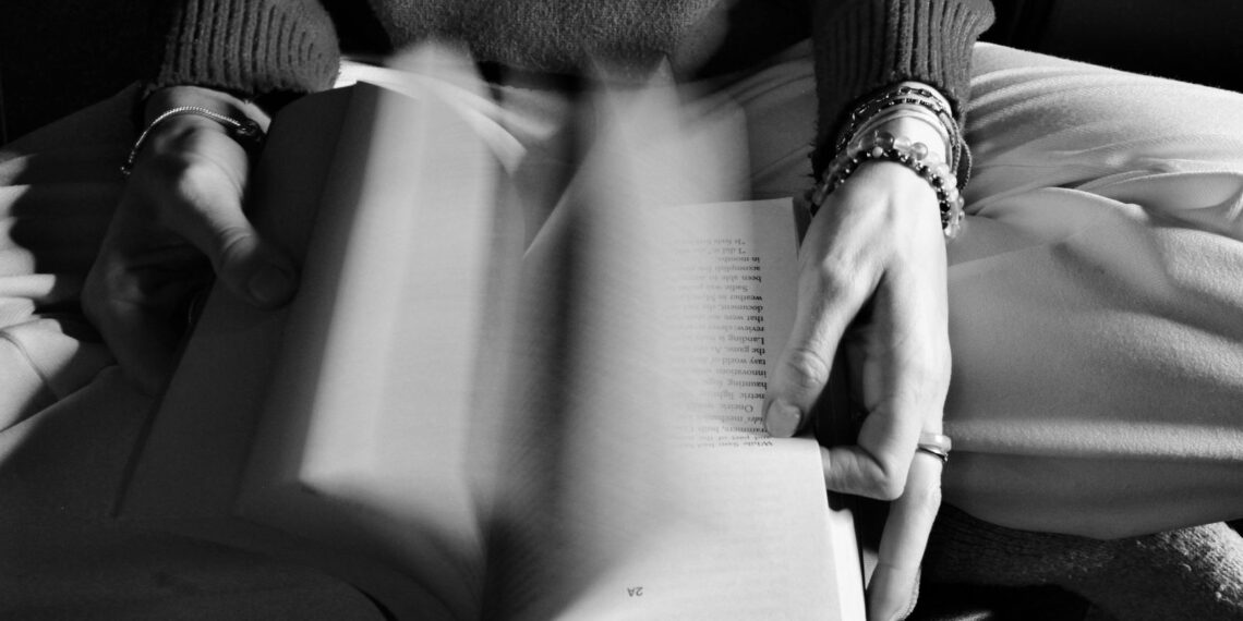 Man die een boek leest