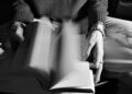 Man die een boek leest