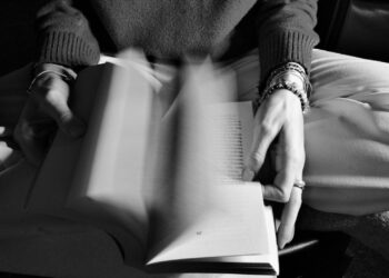Man die een boek leest