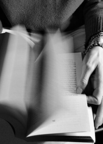 Man die een boek leest