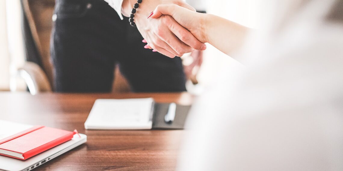 Financieel adviesgesprek op kantoor