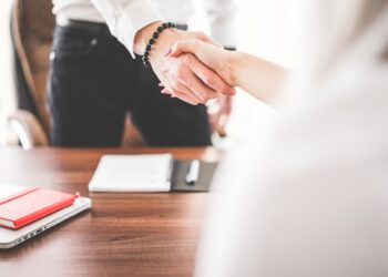 Financieel adviesgesprek op kantoor