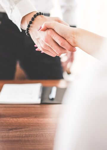 Financieel adviesgesprek op kantoor