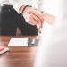 Financieel adviesgesprek op kantoor