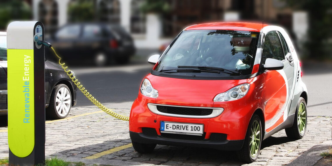 Elektrische auto wordt opgeladen