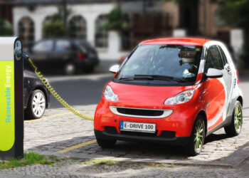 Elektrische auto wordt opgeladen