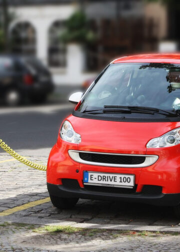 Elektrische auto wordt opgeladen