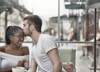 Verstoppertje op een eerste date — speels werkt beter dan diepzinnig