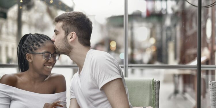 Verstoppertje op een eerste date — speels werkt beter dan diepzinnig