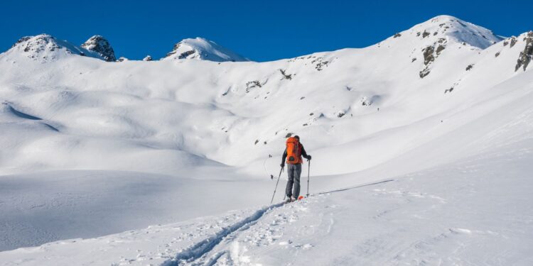 Waarom ski touren de wintersport is waar elke man nu mee zou moeten beginnen
