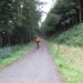 Mountainbiker op bospad