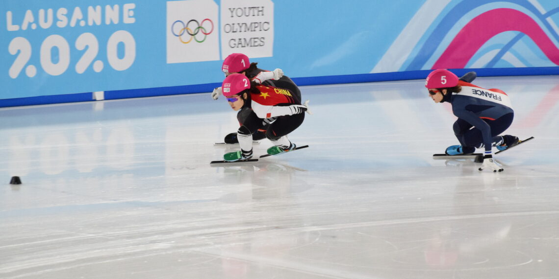 Shorttrack schaatser in actie op de baan