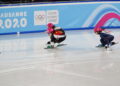 Shorttrack schaatser in actie op de baan
