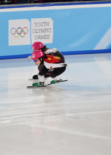 Shorttrack schaatser in actie op de baan