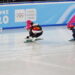 Shorttrack schaatser in actie op de baan