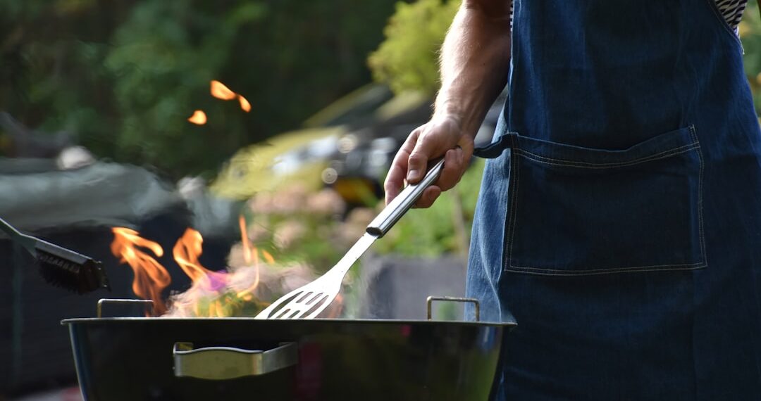 Barbecue met vlees op de grill