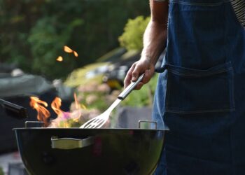 Barbecue met vlees op de grill