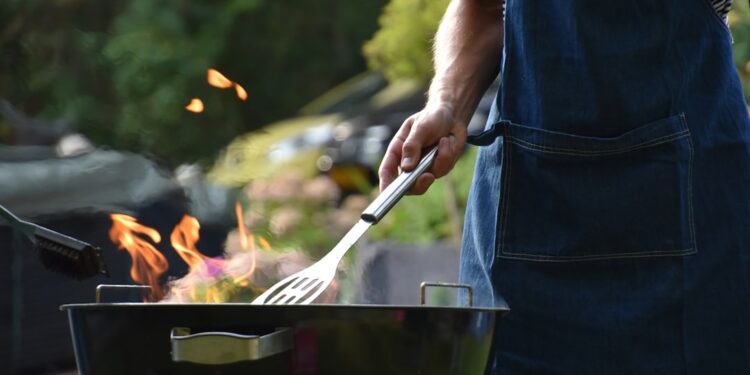 Barbecue met vlees op de grill