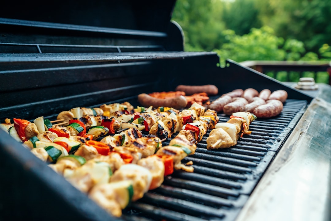 Barbecue met vlees op de grill