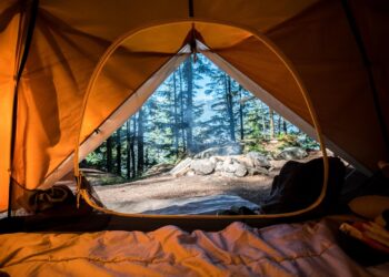 Tent en camping-uitrusting in de natuur