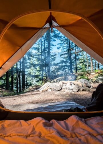 Tent en camping-uitrusting in de natuur