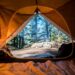 Tent en camping-uitrusting in de natuur
